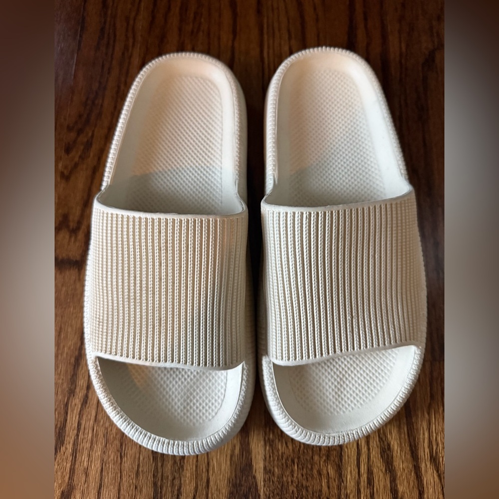 Cream Slide Sandals Size 44-45‎